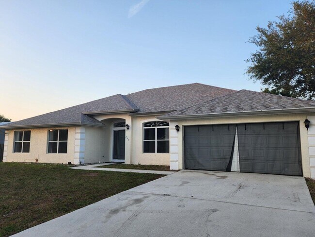 Building Photo - 245 SW Tulip Blvd