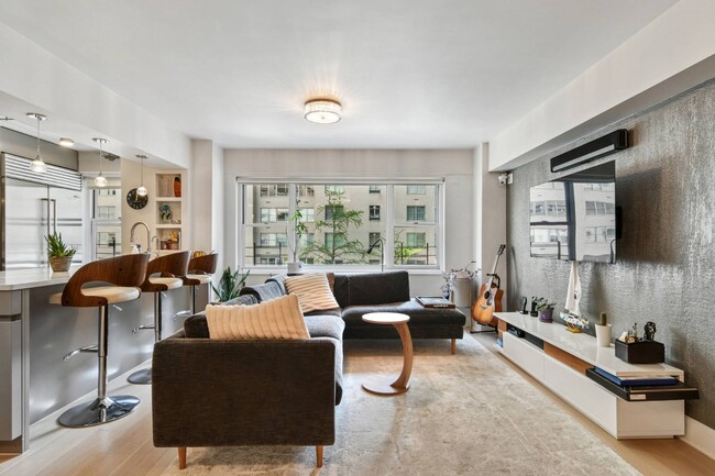 Building Photo - 100 W 57th St