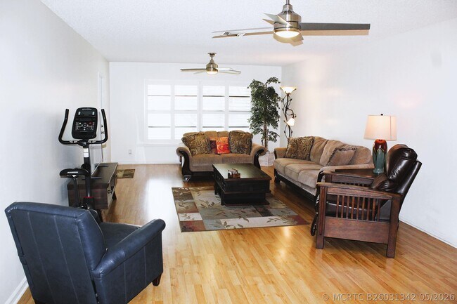 Foto del edificio - 4525 Nutmeg Tree Ln
