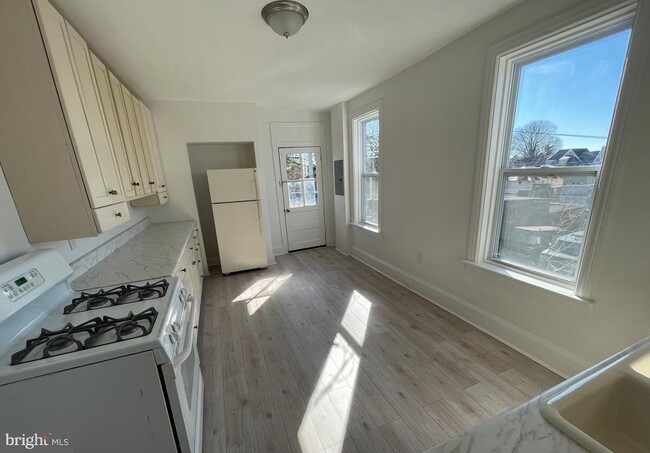 Building Photo - 331 Maclay St