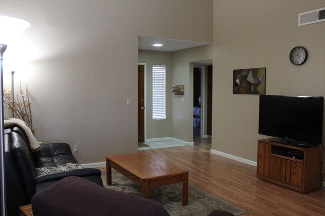 Foto del edificio - Cute Condo North Bakersfield