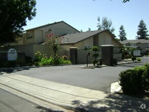 Building Photo - 560 Pirinen Ln