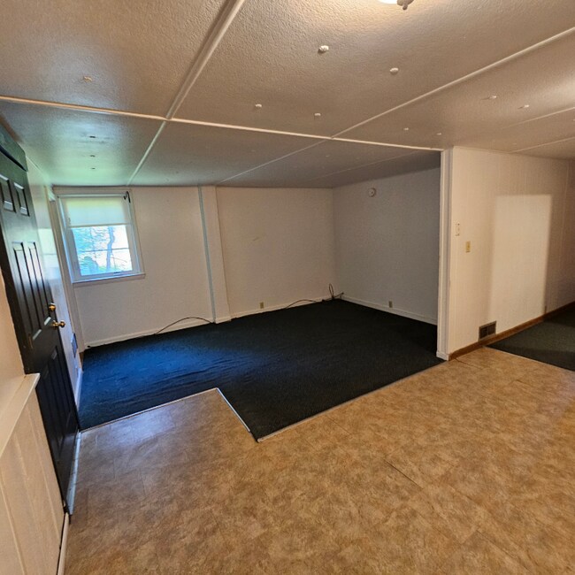 Building Photo - 6137 Memorial Dr
