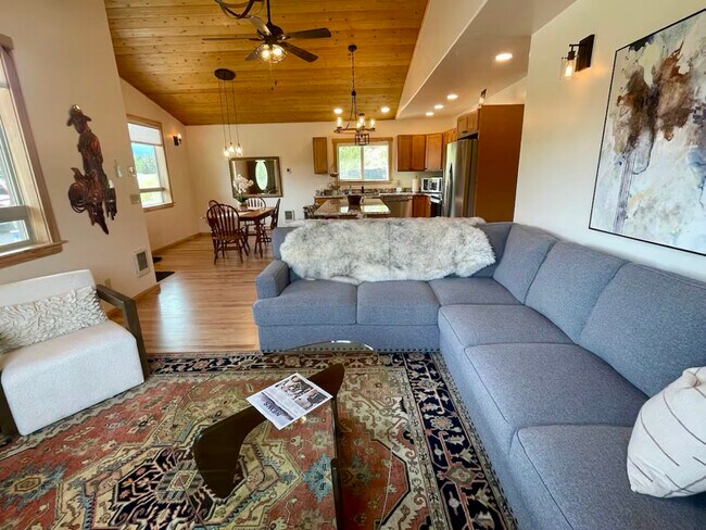 Foto del edificio - 245 Kokanee Dr E