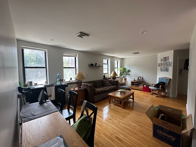 Building Photo - 110 Riverway