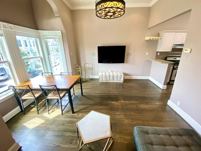 Building Photo - Charming 2bd/1bth w/SUV Parking & Storage