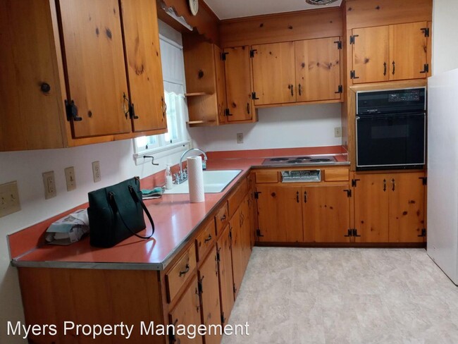 Building Photo - 3 br, 1.5 bath House - 239 Center Street