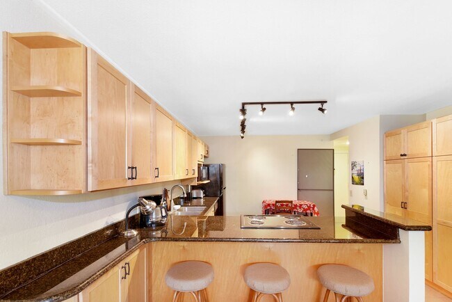 Building Photo - Charming 1BR/2BA Condo for Rent in Kona Pa...