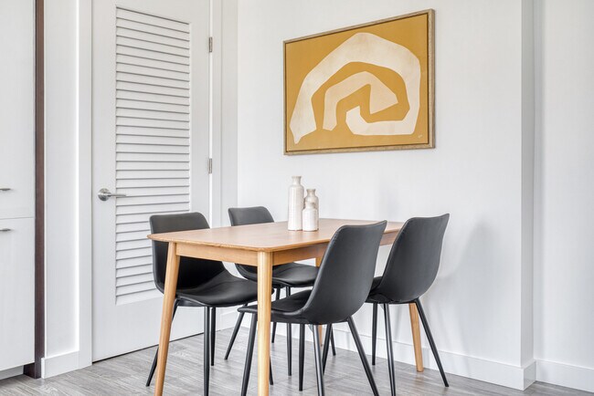 Foto del edificio - 7205 Charmant Dr