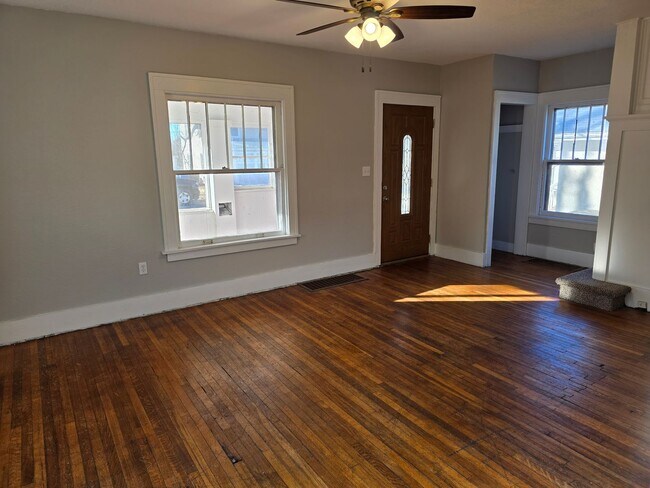 Building Photo - Large 3 Bedroom newly updated house for rent!