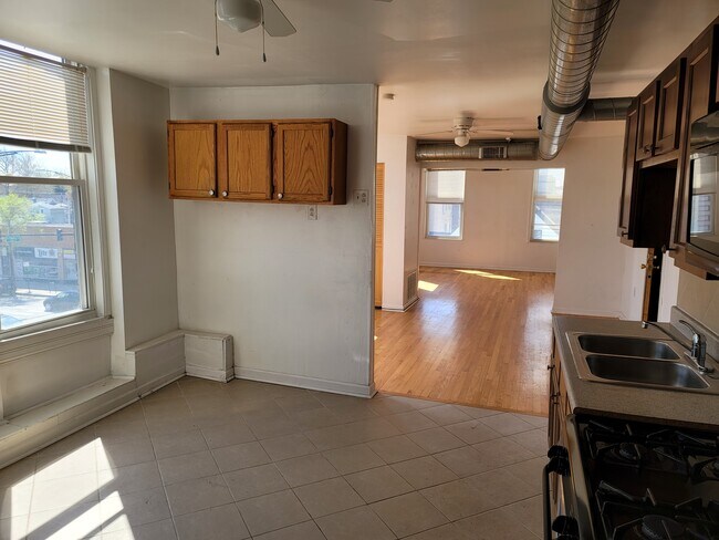 Foto del edificio - 2235 N Western Ave