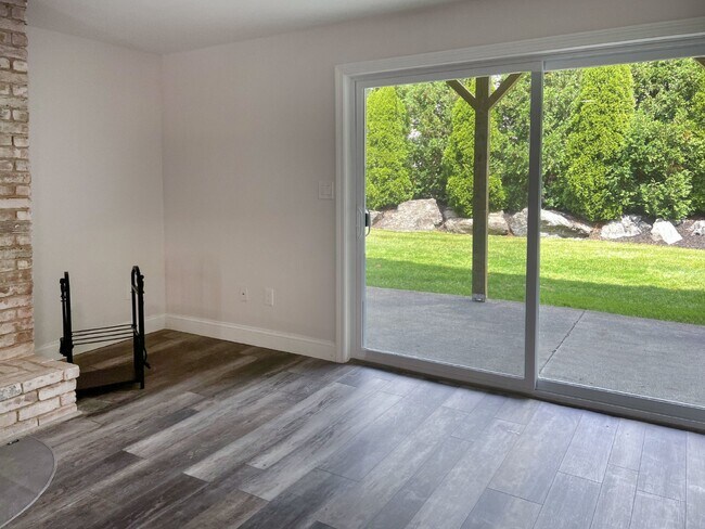 Building Photo - Gorgeous and newly renovated townhouse-sty...