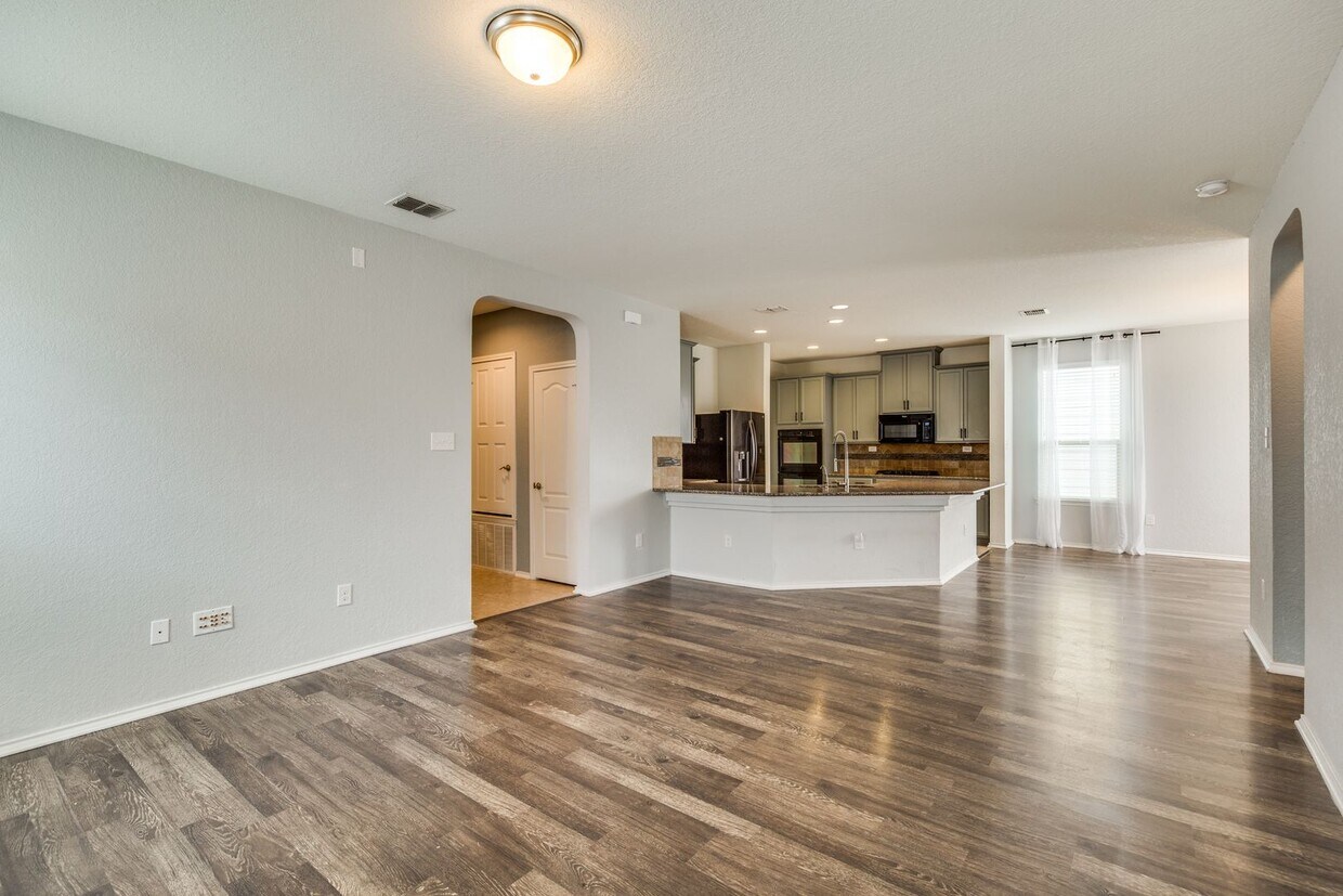 Foto principal - 3 Bedroom/2 Bath Falcon Landing Subdivision