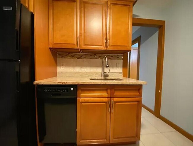 Building Photo - 2 bedroom in Queens NY 11102