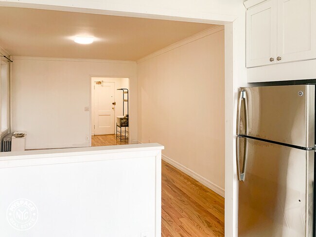 Foto del edificio - 66-31 Fresh Pond Rd