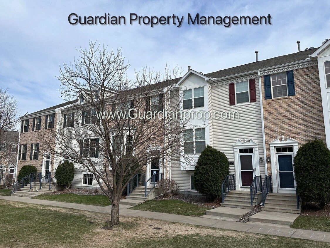 Foto del edificio - Spacious Eden Prairie Town Home, 2 Car Garage, Primary, 4 Baths, Fireplace