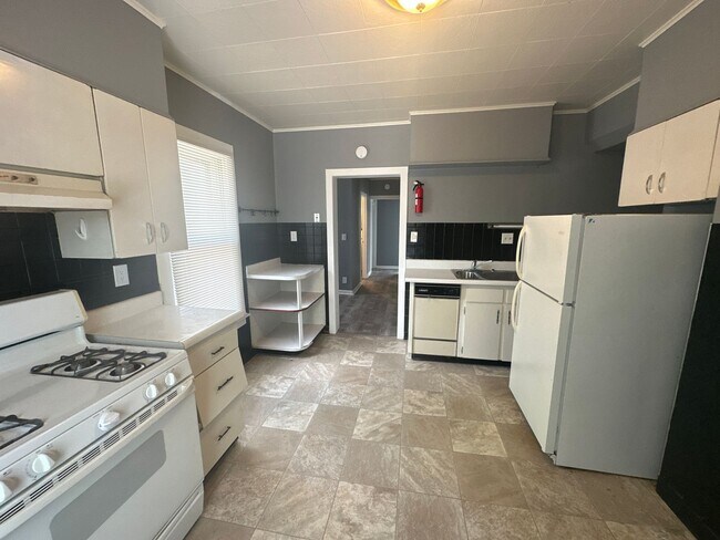 Building Photo - 4 Bedroom Single Family