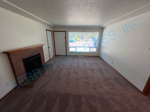 Building Photo - MOVE-IN SPECIAL! 3 Bd / 1 Bth - Fireplace ...