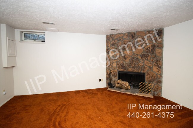 Building Photo - Spacious Updated 2 Bedroom Townhouse in Wi...