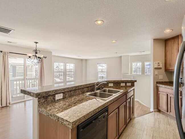 Foto del edificio - Evolve Real Estate: Spacious 2 Bed 2 Bath Condo with Attached Garage in Parker!