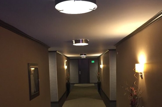 Lobby - 262 N Crescent Dr