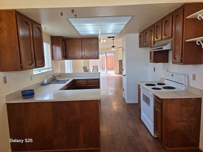 Building Photo - Three Bedroom Two Bathroom Home in Antelope