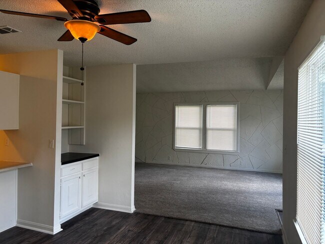 Building Photo - 3 Bedroom 2 Bath