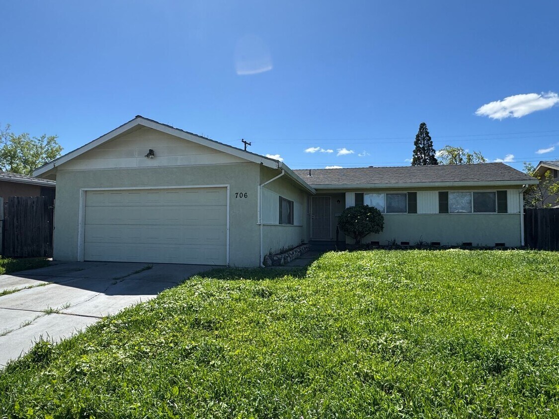 Primary Photo - Three Bed, Two Bath Home with New Carpet a...