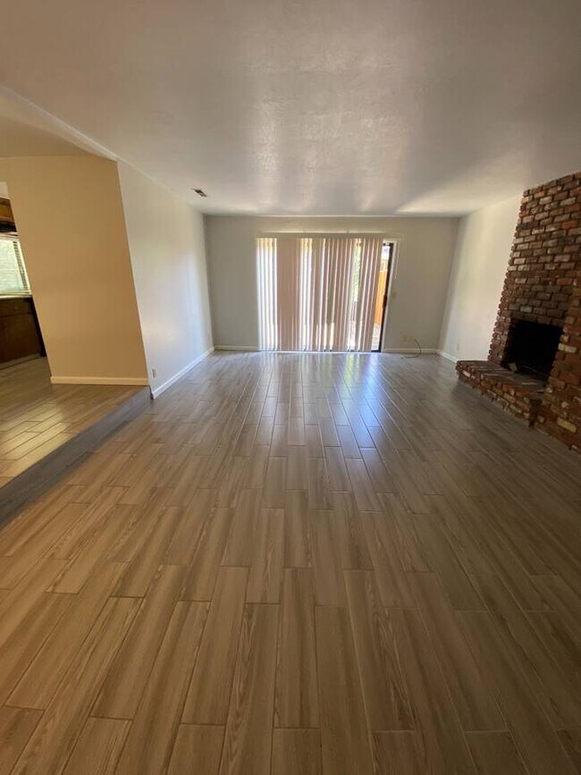 Building Photo - 1 Cove Ct