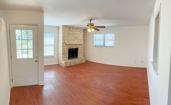 Foto del edificio - 6403 Lohman Ford Rd