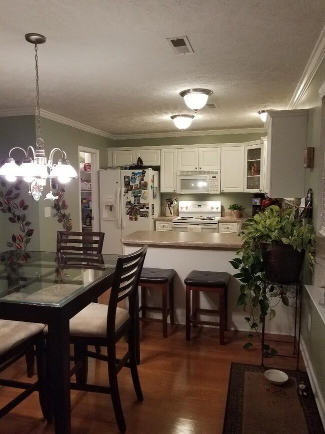 Kitchen/dining area - 3001 Hamilton Church Rd