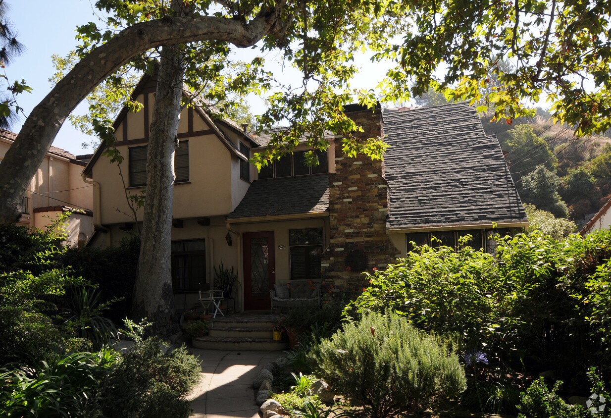 Primary Photo - 2624-2628 N Beachwood Dr