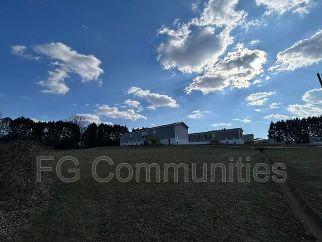 Foto del edificio - 3220 Sutton Ln