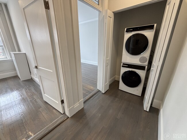 Building Photo - 100 Queensberry St