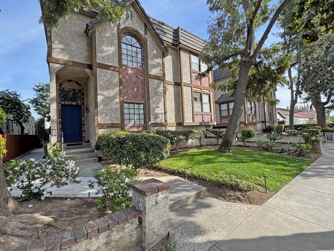 Foto del edificio - 416 N Bushnell Ave