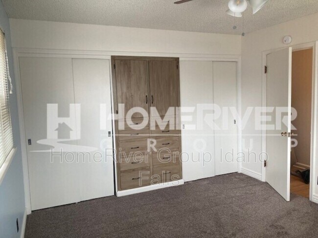 Building Photo - 1085 Syringa Dr