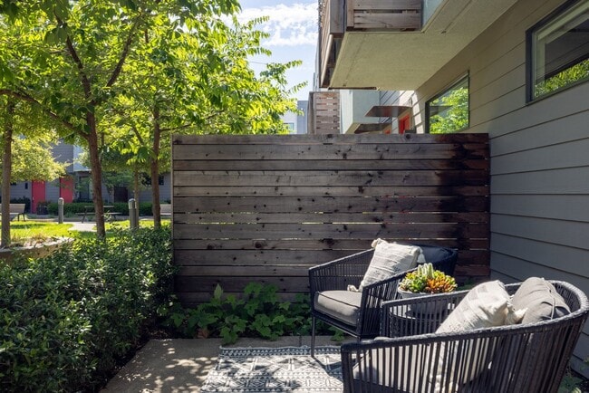 Building Photo - Fully renovated Townhome! Garage Parking!