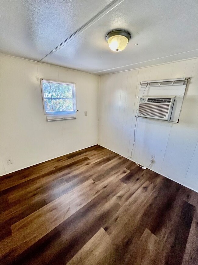 Foto del edificio - Dade City 2BR/1BA Mobile Home! Gorgeous Floors! Water Included