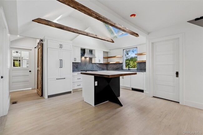 Foto del edificio - 335 Herricks Ln