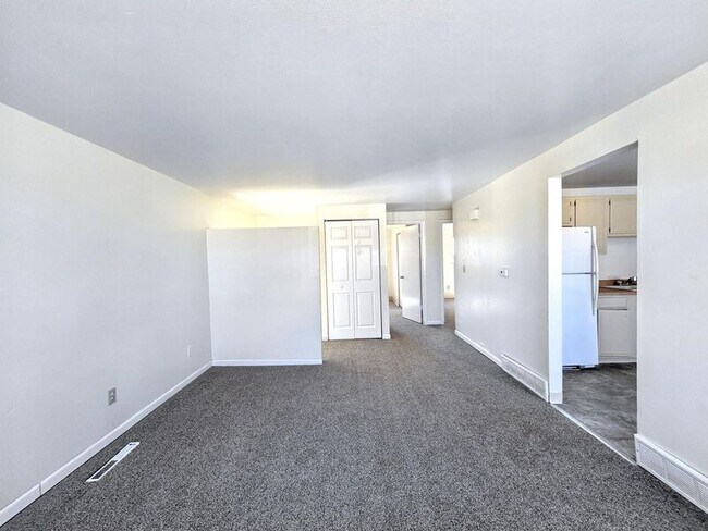 Building Photo - 530 Avenida Del Cielo