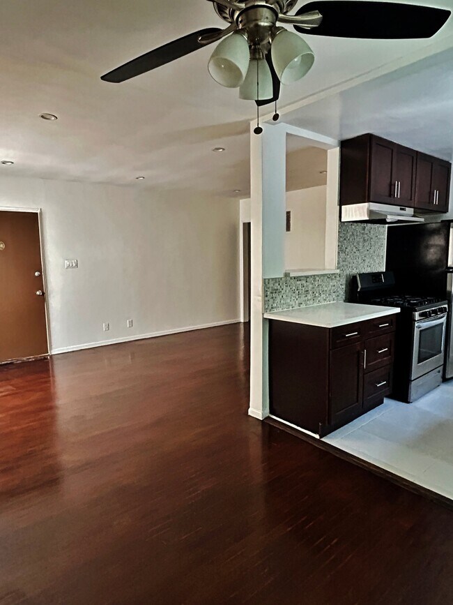 Foto del edificio - 1231 N Formosa Ave