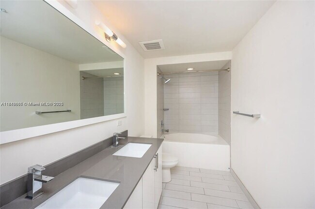 Foto del edificio - 999 SW 1st Ave