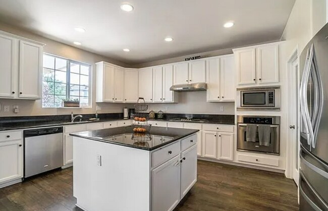 Foto del edificio - Live the Lake Life! Stunning 4 Bed/2.5 Bat...