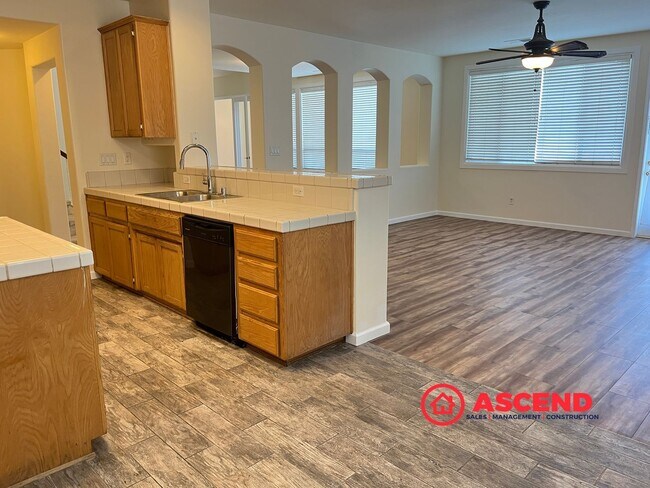 Building Photo - Spacious 5 Bedroom, 3 Bathroom Home with Pool in Northwest Bakersfield