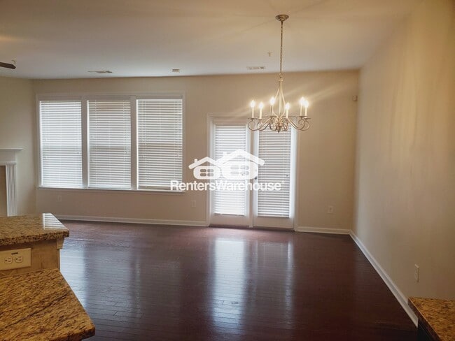 Building Photo - 1592 Richmond Dr