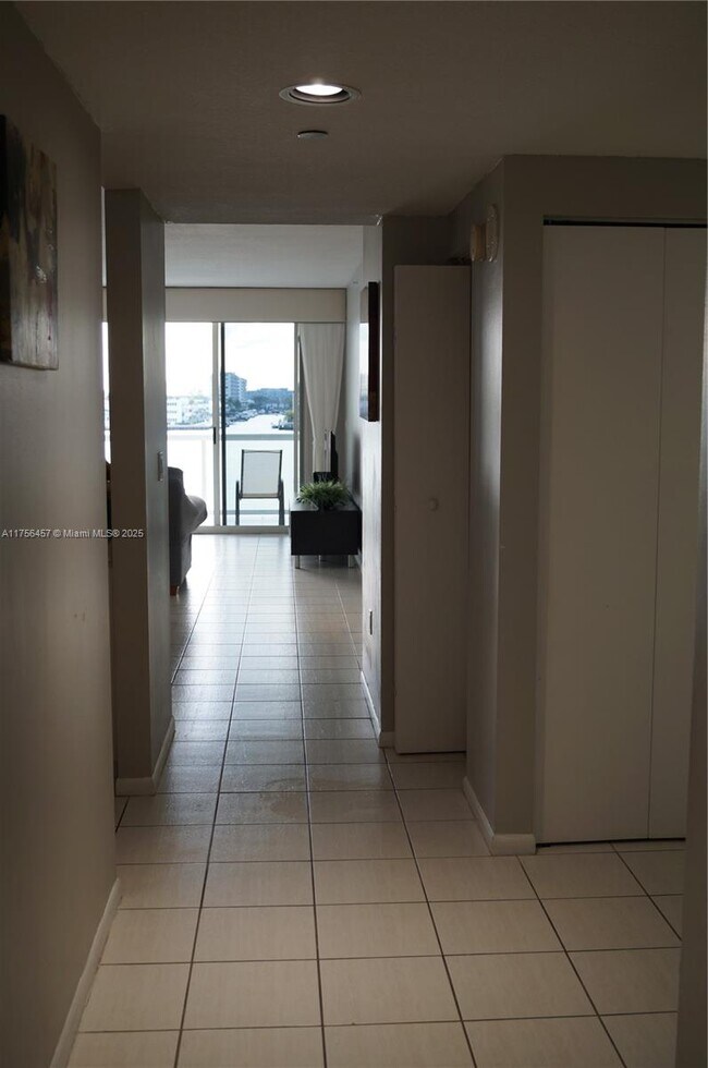 Foto del edificio - 17050 N Bay Rd