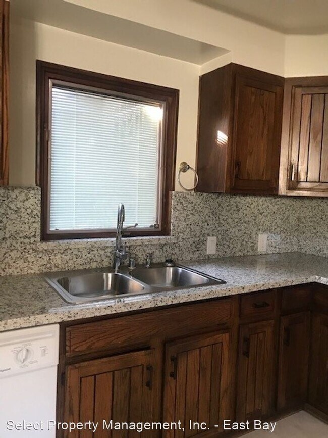 Foto del edificio - 5 br, 3 bath House - 2542 Bradford Ave