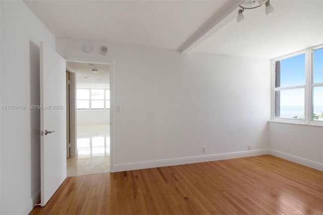 Building Photo - 2555 Collins Ave