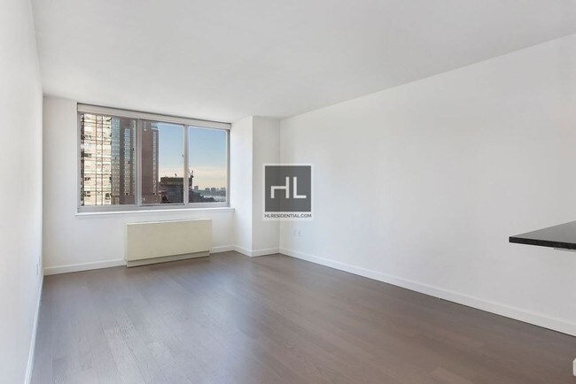 Foto del edificio - 561 10th Ave