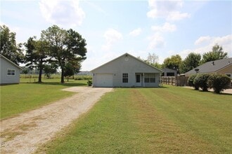 Building Photo - 417 W Apple Blossom Ave